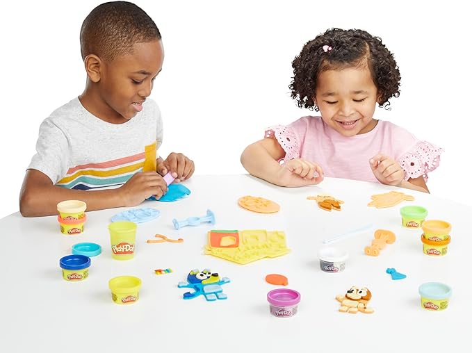 Play-Doh Bluey Make 'n Mash Costumes Playset for Kids 3 Years and Up with 11 Cans of Modeling Compound, Non-Toxic